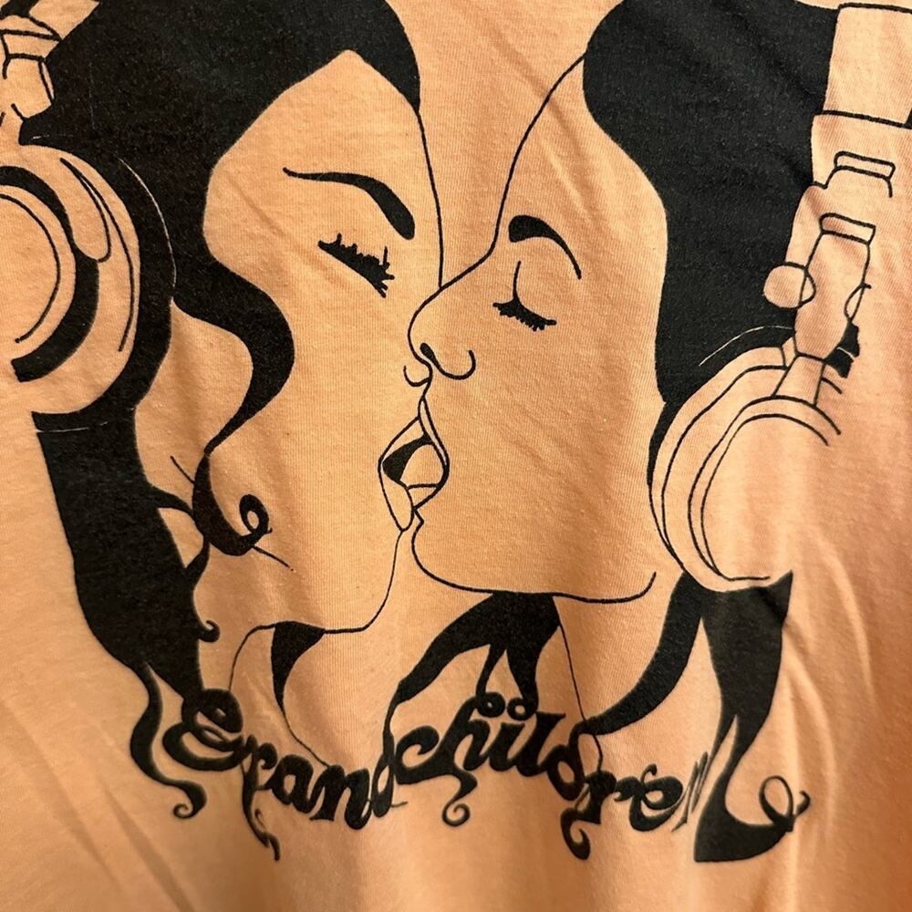 LGBTQ Pride Two Girls Kissing Wearing Headphones Graphic T-Shirt Medium - Picture 3 of 6